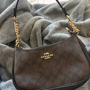 Coach Teri Shoulder Bag In Signature Canvas